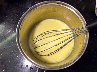 10、金沙奶黄馅（为月饼季而准备）,手动打蛋器打匀