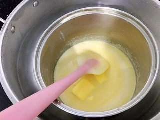 15、金沙奶黄馅（为月饼季而准备）,锅子中的面糊放入另一个锅子中，隔热水翻炒