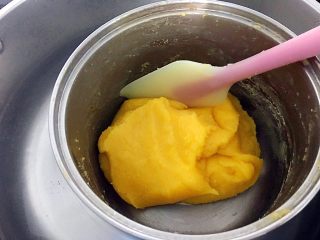 17、金沙奶黄馅（为月饼季而准备）,继续翻炒，炒到成团，金沙奶黄馅不粘刮刀就可以了。
