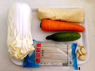 1、东北家常凉菜,准备食材,把白菜,胡萝卜,黄瓜和蒜瓣清洗干净