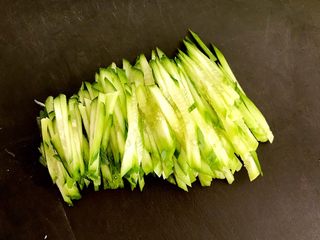 3、东北家常凉菜,黄瓜切成丝