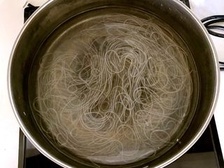 6、东北家常凉菜,锅里加入冷水,放入水晶粉,水开后煮5分钟