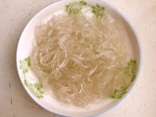 7、东北家常凉菜,水晶粉煮好后捞出来,用冷水过凉