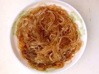8、东北家常凉菜,在煮好的水晶粉中加入陈醋调匀,这样可以避免水晶粉粘连