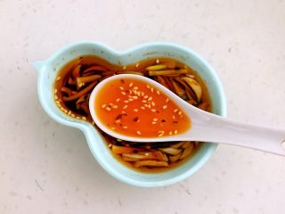 13、东北家常凉菜,加入红辣油和和少许白芝麻,调匀