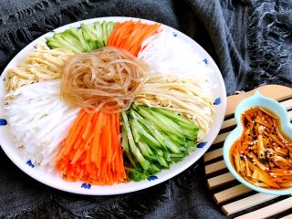 15、东北家常凉菜,家常凉菜做好了,吃的时候倒入碗汁调匀即可