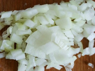 1、炒米饭饼电饼铛版,洋葱切碎