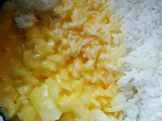 2、炒米饭饼电饼铛版,2个鸡蛋打散，加洋葱碎，倒入剩饭锅里，搅拌均匀