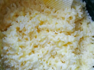 3、炒米饭饼电饼铛版,加盐搅拌均匀