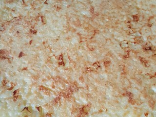 6、炒米饭饼电饼铛版,盖盖，等3分钟焦黄的米饭饭饼初具雏形，用铲子小心翻一个面。