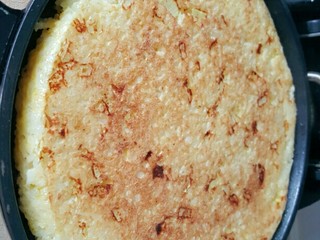 7、炒米饭饼电饼铛版,翻面继续盖盖子煎2分钟