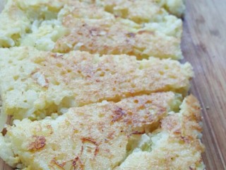 8、炒米饭饼电饼铛版,出锅切块，外表焦脆，内心松软的炒米饭饼新鲜出炉啦！