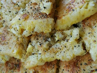 10、炒米饭饼电饼铛版,撒黑胡椒碎，或者蘸沙司，来一块吧！馋死了！