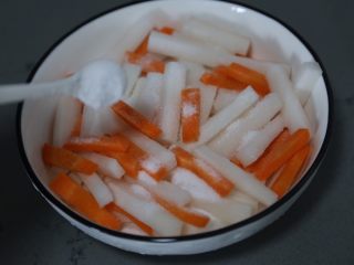 5、自制泡菜,加入适量盐，可以稍微多放一些