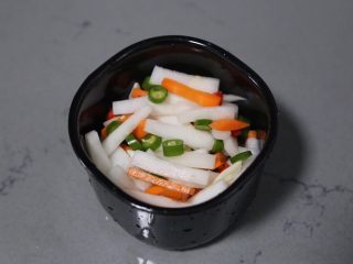 15、自制泡菜,接着摆入容器中