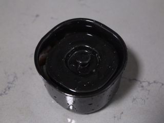 16、自制泡菜,用重石压在表面，这样可以让泡菜更入味