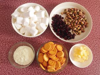 1、雪花酥,准备好所有食材。