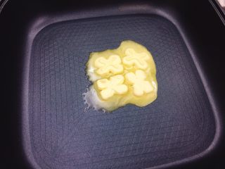 2、雪花酥,不粘锅开文火，开始溶化黄油。