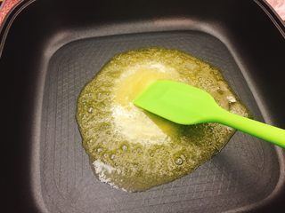 3、雪花酥,黄油完全溶化。