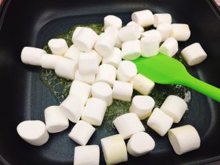 4、雪花酥,加入棉花糖。