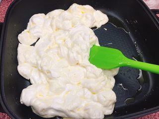 5、雪花酥,用刮刀按压搅拌。