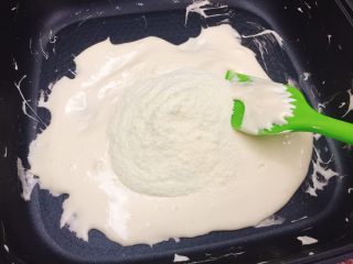 7、雪花酥,倒入奶粉。