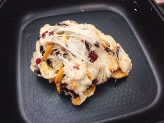 11、雪花酥,搅拌饼干和坚果都粘上棉花糖，千丝万缕的感觉。