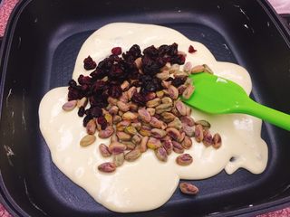 9、雪花酥,倒入开心果和蔓越莓干。