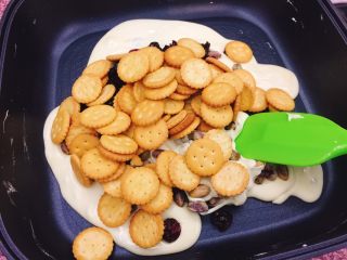 10、雪花酥,加入饼干。