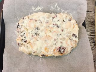 14、雪花酥,筛上一层奶粉。