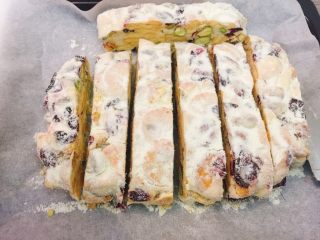 15、雪花酥,先切条状。