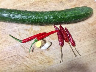 1、#吉祥年夜菜#青龙送福~蓑衣黄瓜,准备所需食材