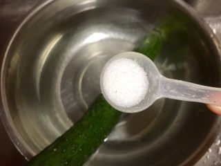 2、#吉祥年夜菜#青龙送福~蓑衣黄瓜,黄瓜不去皮所以需要多清洗几次和用盐水浸泡一会表皮