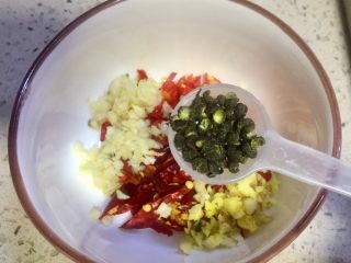 4、#吉祥年夜菜#青龙送福~蓑衣黄瓜,放入30左右的青花椒粒