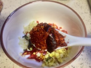 5、#吉祥年夜菜#青龙送福~蓑衣黄瓜,放入适量的干辣椒面，备用