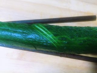 7、#吉祥年夜菜#青龙送福~蓑衣黄瓜,按此方法把整条黄瓜切完