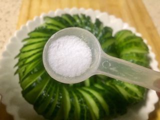 10、#吉祥年夜菜#青龙送福~蓑衣黄瓜,放在喜欢的盘子里均匀的撒一些盐