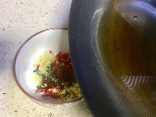 11、#吉祥年夜菜#青龙送福~蓑衣黄瓜,锅里加入40ml的食用油，加热至八成热倒入7步的碗里