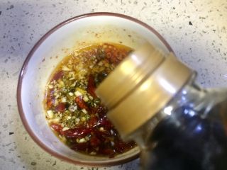 12、#吉祥年夜菜#青龙送福~蓑衣黄瓜,往碗里加入两勺生抽