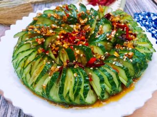 17、#吉祥年夜菜#青龙送福~蓑衣黄瓜,一盘及其清新爽口养眼的蓑衣就完成了