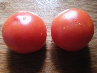 1、#百搭西红柿# 番茄玫瑰花,新鲜番茄2个洗净