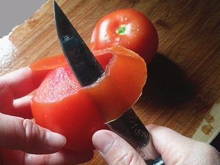 2、#百搭西红柿# 番茄玫瑰花,沿番茄顶部起刀向剥苹果一样、中途不要剥断