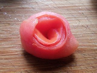 4、#百搭西红柿# 番茄玫瑰花,直至全部卷完