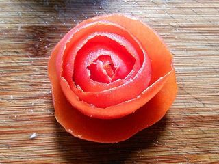 5、#百搭西红柿# 番茄玫瑰花,再将卷好的番茄皮卷翻过来