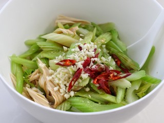 6、西芹拌腐竹,再将切好的蒜末和辣椒段放在最上面