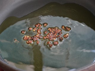 7、西芹拌腐竹,锅中倒适量食用油烧至五成热，放入花椒粒炒出香味，然后捞出丢弃不用