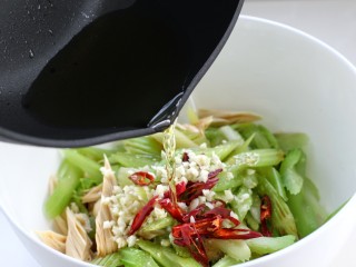 8、西芹拌腐竹,将热油淋到蒜末和辣椒上，榨出香味来