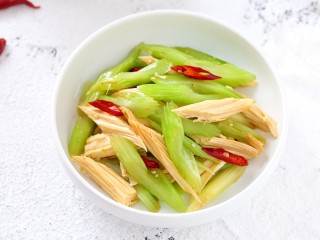 11、西芹拌腐竹,一道适合夏季的清爽凉拌小菜就做好了，没食欲的时候吃这个最开胃了!