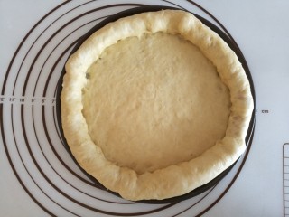 6、圣女果披萨,然后顺着火腿肠慢慢卷起来