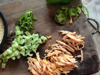 2、焗饭（米饭披萨）,材料切好，铺在米饭上。